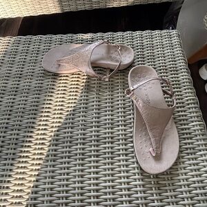 Vionic Kirra Leather Thong Rose Gold Sandals‎ size 9.5 boho coastal Workwear